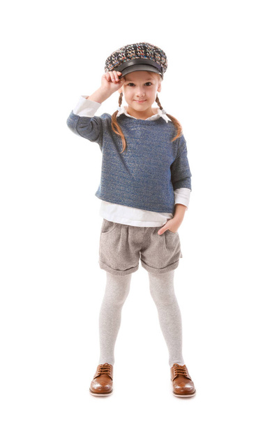 Portret van stijlvol klein meisje op witte achtergrond - Foto, afbeelding