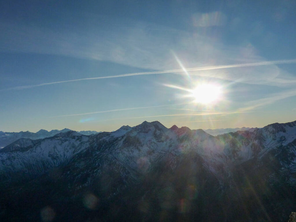 Sonnenaufgang von den Alpen im Schnalstal. Hochwertiges Foto - Foto, Bild