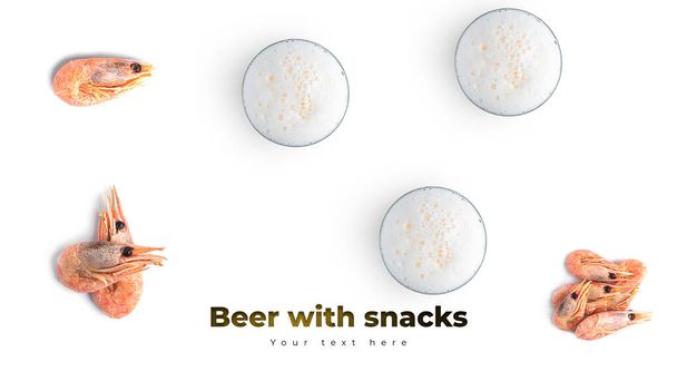 Birra con snack di pesce su sfondo bianco. Foto di alta qualità - Foto, immagini