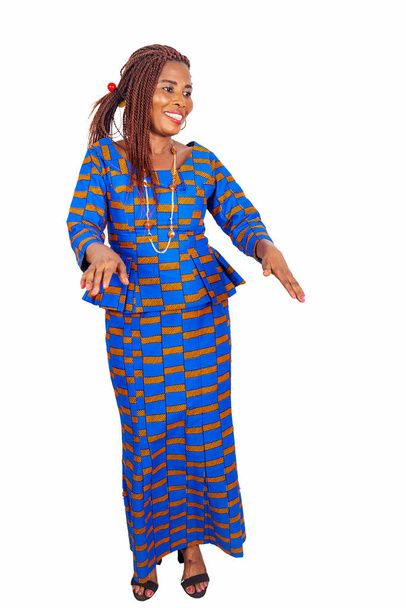 bella donna d'affari africana in abito tradizionale in piedi su sfondo bianco ridere ballare - Foto, immagini