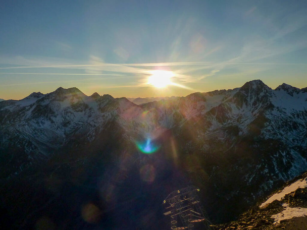 Sonnenaufgang von den Alpen im Schnalstal. Hochwertiges Foto - Foto, Bild