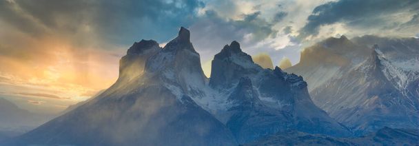 Torres del Paine üzerinde gün doğumu, Şili, Torres del Paine Ulusal Parkı - Fotoğraf, Görsel