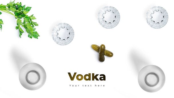 Vodka, szemüveg és savanyúság fehér alapon. Hosszú fejléc banner formátum. Panoráma weboldal header banner. Kiváló minőségű fénykép - Fotó, kép