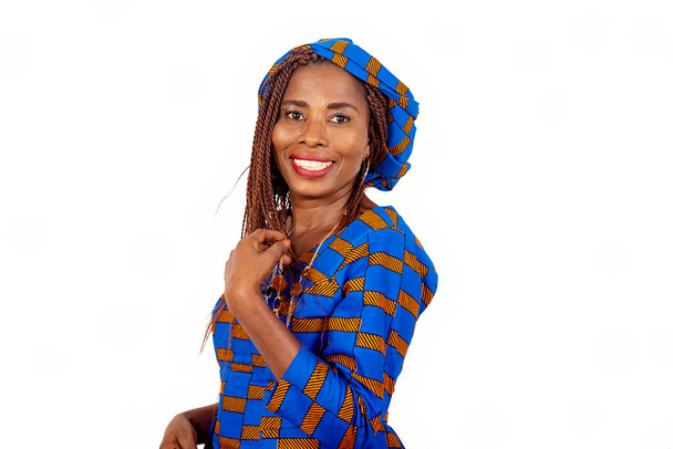 ευτυχισμένη όμορφη ενήλικη επιχειρηματίας φορώντας ένα παραδοσιακό loincloth και κοιτάζοντας κάμερα χαμογελώντας - Φωτογραφία, εικόνα