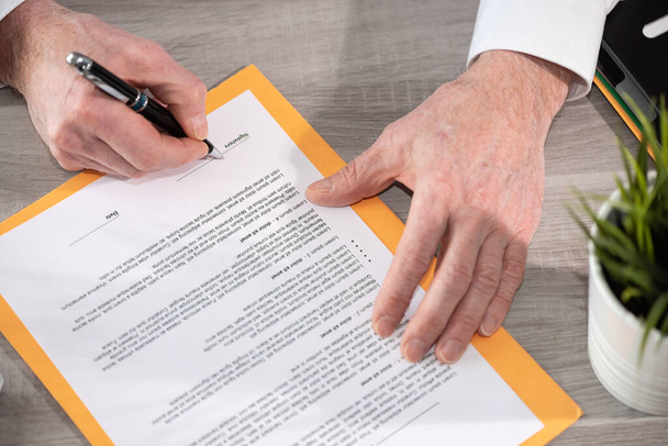 Szerződést aláíró üzletember keze  - Fotó, kép