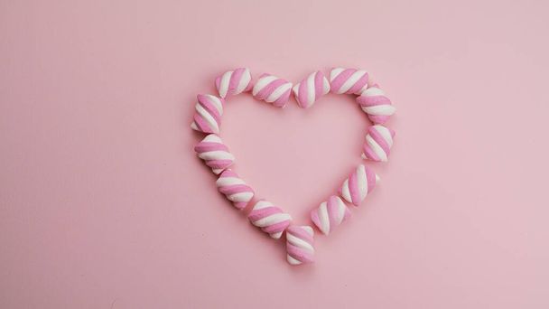 Marshmallows cor-de-rosa no fundo do pik. Coração de marshrooms rosa. Pequeno-almoço de menina. Foto de alta qualidade - Foto, Imagem