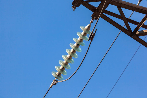Lignes électriques sur poteaux métalliques avec des fils d'alimentation puissants, industrie - Photo, image