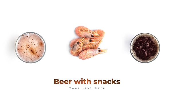 Bier mit Meeresfrüchten-Snacks auf weißem Hintergrund. Hochwertiges Foto - Foto, Bild