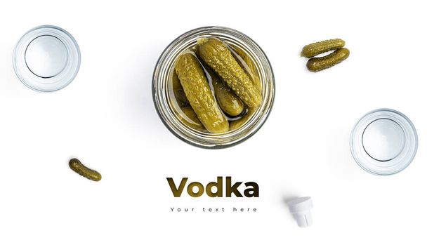 Vodka, bicchieri e sottaceti su sfondo bianco. Formato banner intestazione lunga. banner di intestazione del sito web Panorama. Foto di alta qualità - Foto, immagini