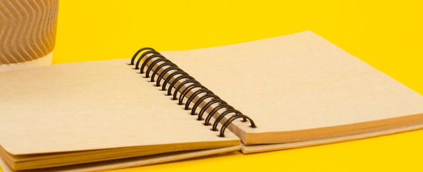 Минималистский шаблон с копировальным пространством крупным планом макрофото ремесленного дневника на желтом фоне - Фото, изображение