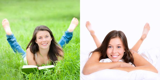 Mooie jonge vrouw rust met haar voeten omhoog in de lucht, buiten ligt ze op groen gras, binnen op een wit bed - Foto, afbeelding