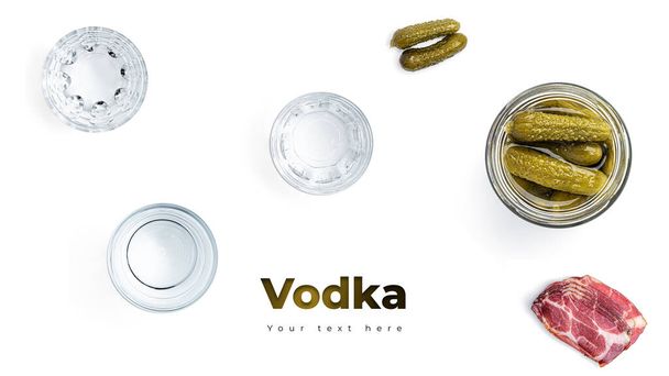 Vodka, szemüveg és savanyúság fehér alapon. Hosszú fejléc banner formátum. Panoráma weboldal header banner. Kiváló minőségű fénykép - Fotó, kép