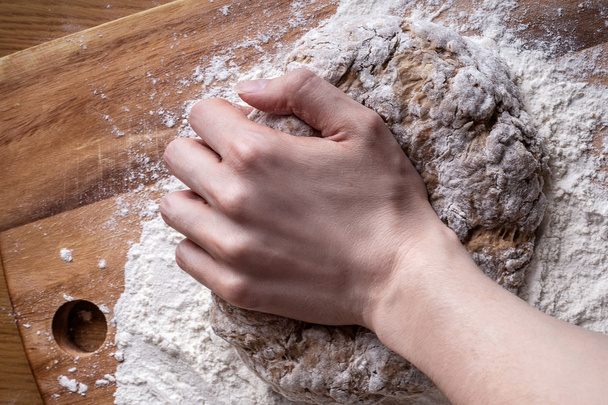 mano femenina amasar la masa para el pan
 - Foto, Imagen