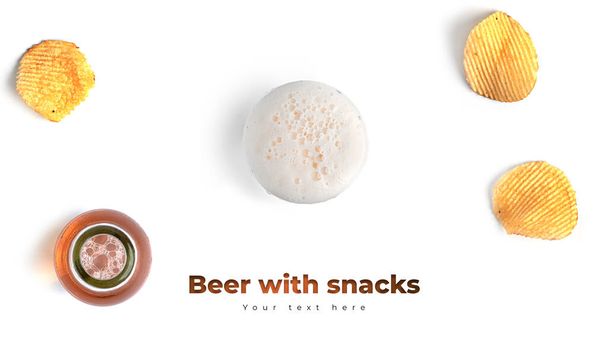 Bier met snacks op een witte achtergrond. Hoge kwaliteit foto - Foto, afbeelding