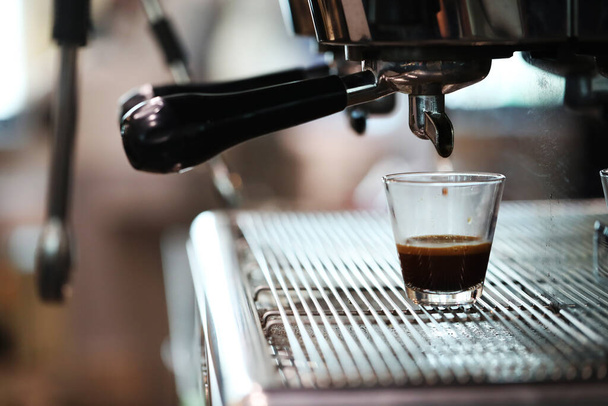 Καφέ. Μηχανή καφέ σε κοντινό πλάνο - Φωτογραφία, εικόνα