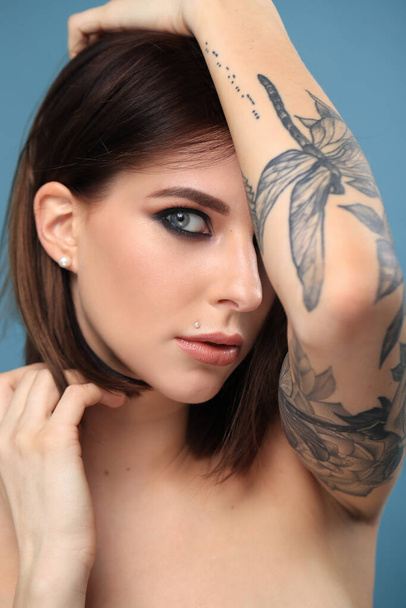 Mulher bonita com tatuagem em uma mão - Foto, Imagem