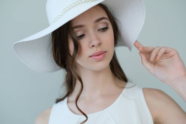 Piękno i moda. Kobieta w białym kapeluszu - Zdjęcie, obraz