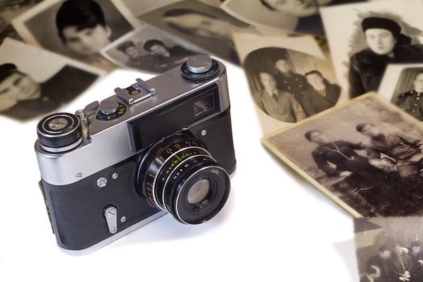 A velha câmera de filme e fotos antigas em um fundo branco
. - Foto, Imagem