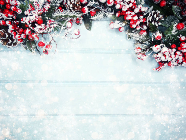 invierno Navidad fondo con ramas de abeto conos y nieve en textura de madera azul                               - Foto, Imagen