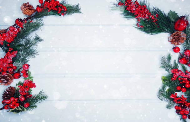 зимний рождественский фон с еловыми ветками и снегом на синей деревянной текстуре                               - Фото, изображение