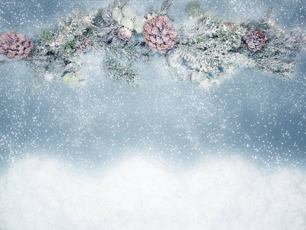 モミの枝コーンと雪のガーランドライトと冬のクリスマスの背景 - 写真・画像
