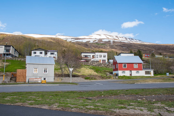 Gebäude im Dorf Eskifjordur im Osten Islands - Foto, Bild