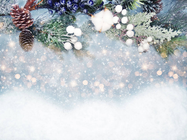 zimní vánoční pozadí s jedlovými větvemi kornouty a sněhu věnec světla - Fotografie, Obrázek