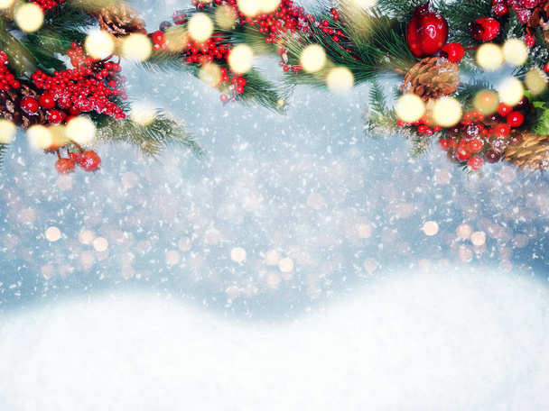 Kış Noel arkaplanı köknar dalları koniler ve kar çelengi ışıkları - Fotoğraf, Görsel