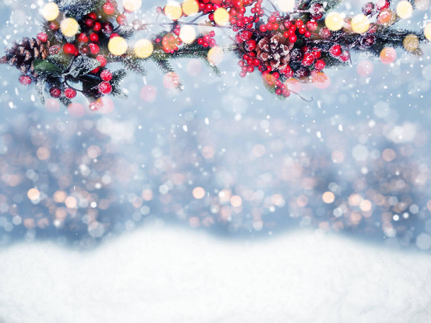 invierno Navidad fondo con ramas de abeto conos y luces de guirnalda de nieve - Foto, imagen