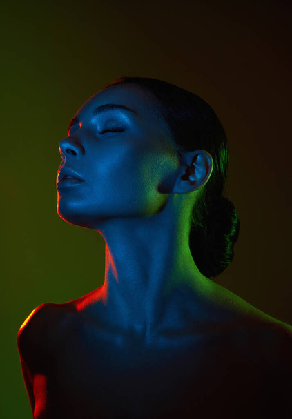Γυναικεία σιλουέτα, όμορφη γυναίκα με χρωματιστά φώτα. Σχεδιασμός τέχνης, πολύχρωμο κορίτσι με σώμα ακτινοβολία - Φωτογραφία, εικόνα