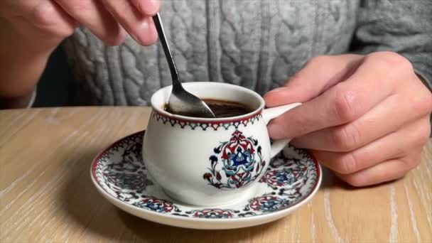 Γυναίκα ανάμειξη ζεστό καφέ στο κύπελλο με το παραδοσιακό αραβικό στολίδι - Πλάνα, βίντεο