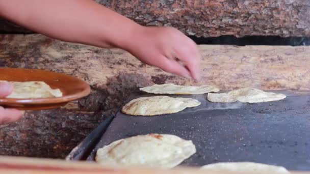 Authentische mexikanische comal und Zubereitung von Tortillas  - Filmmaterial, Video