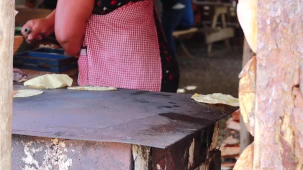 Authentische mexikanische comal und Zubereitung von Tortillas  - Filmmaterial, Video