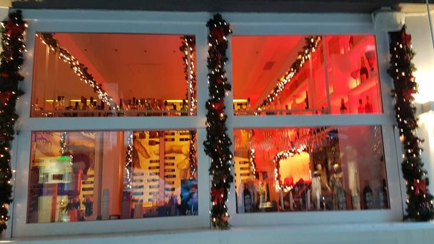 fondo de Navidad de Navidad en las bolas de la ciudad ligths cintas tienda frontal colores - Foto, Imagen