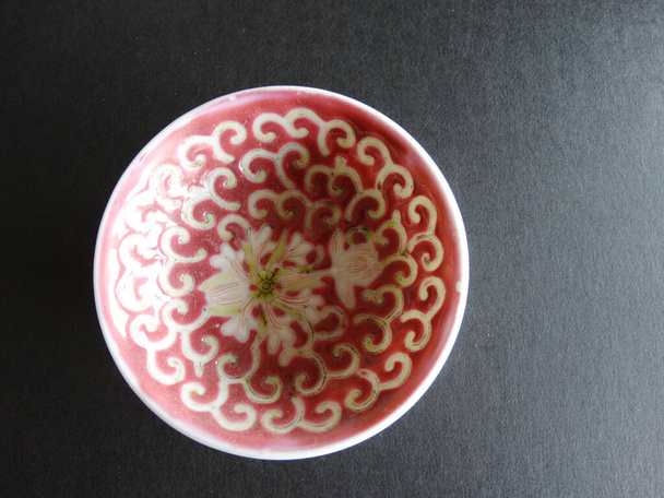 Leere kleine chinesische Keramikteller - Foto, Bild