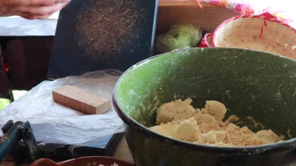 Mãos autênticas preparando tortilhas mexicanas com massa - Filmagem, Vídeo