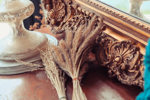 Innendekoration, Detailbild des kunstvollen, geschnitzten Spiegelrahmens im antiken Stil.  - Foto, Bild