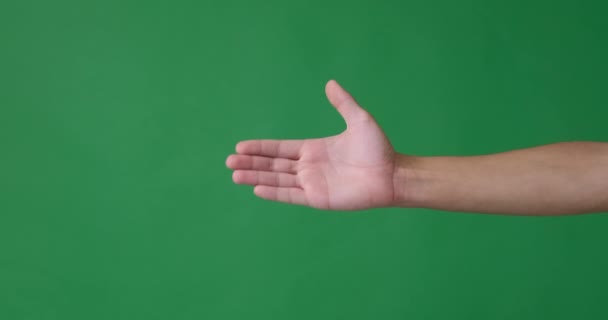 Мужчина протягивает руку для рукопожатия - Кадры, видео
