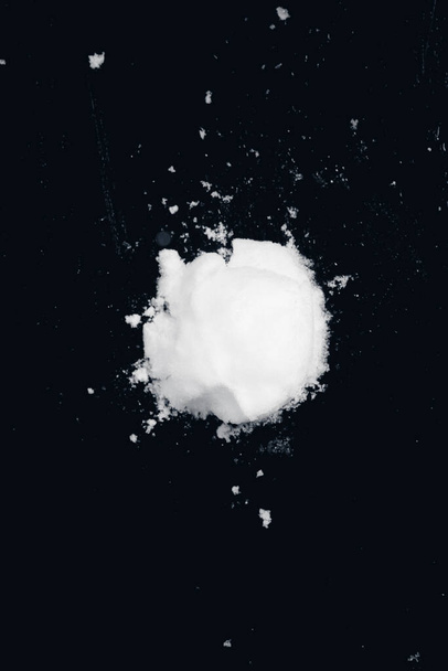 snowball splat on black wall - Foto, Imagen