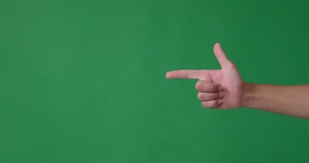 Kézimunka lövés gesztus felett zöld háttér - Felvétel, videó