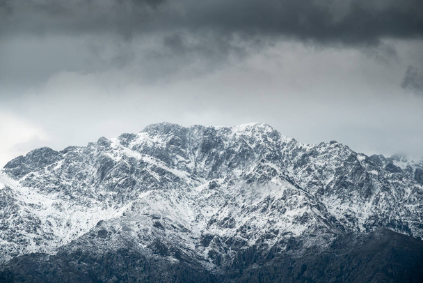 Pico coberto de neve de Monte Grosso em 1937 metros na região de Balagne da Córsega - Foto, Imagem