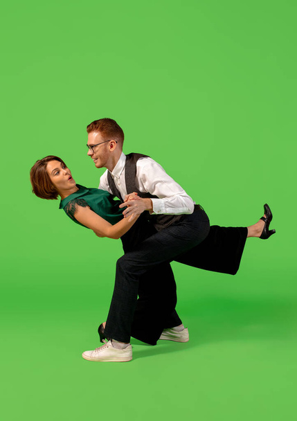 Jeune femme à l'ancienne dansant isolée sur fond vert - Photo, image