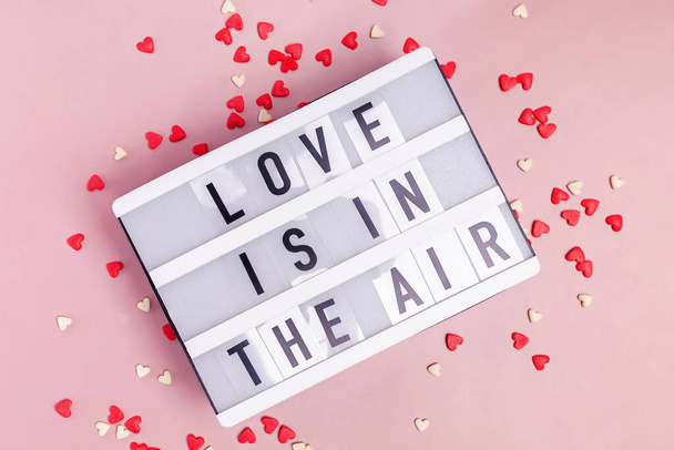 Texto O amor está no ar escrito na lightbox - Foto, Imagem