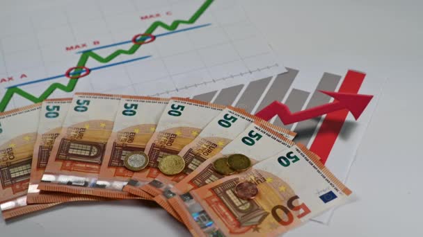Банкноты 50 евро с бумажной графикой - Кадры, видео