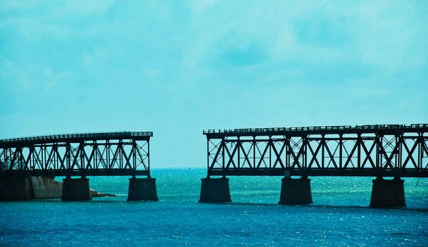 Eski hasarlı Key West Köprüsü tarihi sanayi binasıdır. - Fotoğraf, Görsel