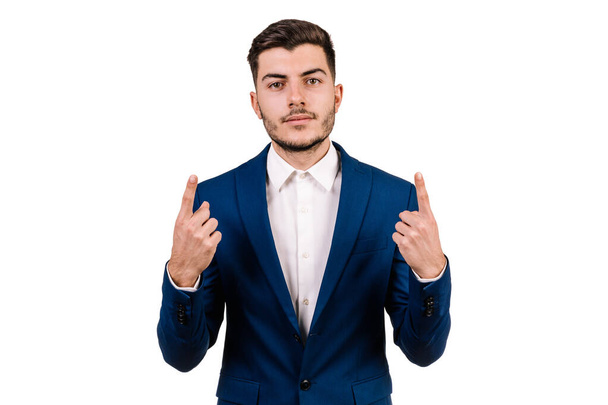 Homem de negócios branco com cabelo morena isolado em um fundo branco apontando para cima com ambas as mãos - Foto, Imagem