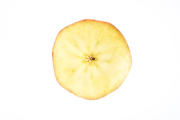 Rebanada de manzana Jonagold madura sobre fondo blanco - Foto, imagen