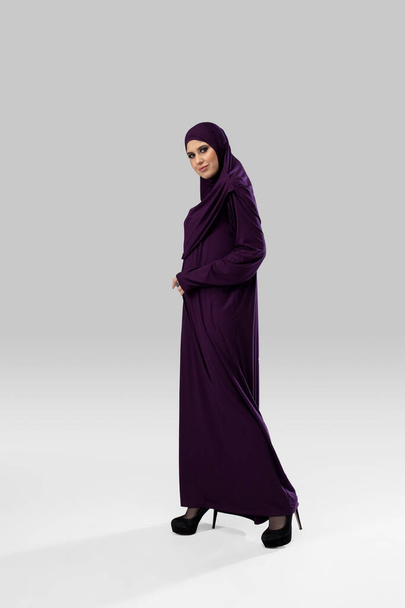 Stüdyo arka planında izole edilmiş şık tesettürlü güzel bir Arap kadın. Moda konsepti - Fotoğraf, Görsel