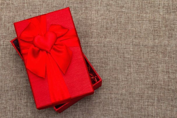 Coffret cadeau rouge sur fond tissé. Concept Saint-Valentin - Photo, image