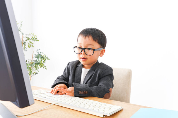 Симпатичный ребенок-бизнесмен в офисе - Фото, изображение